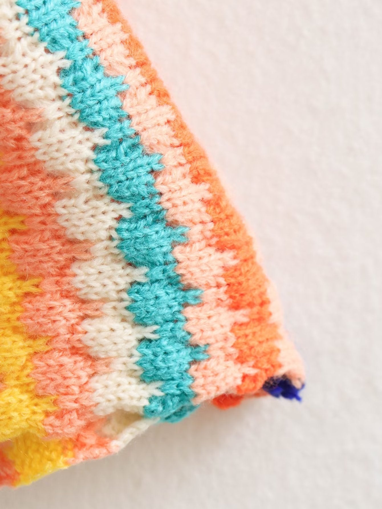 Casaco Feminino em Tricot Vibrante com Listras – Brigitte