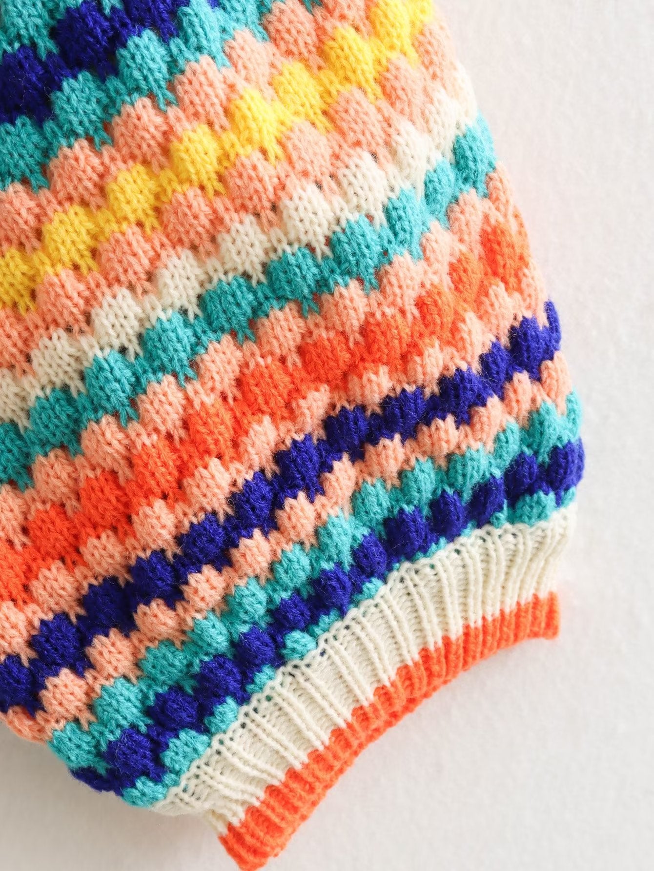 Casaco Feminino em Tricot Vibrante com Listras – Brigitte