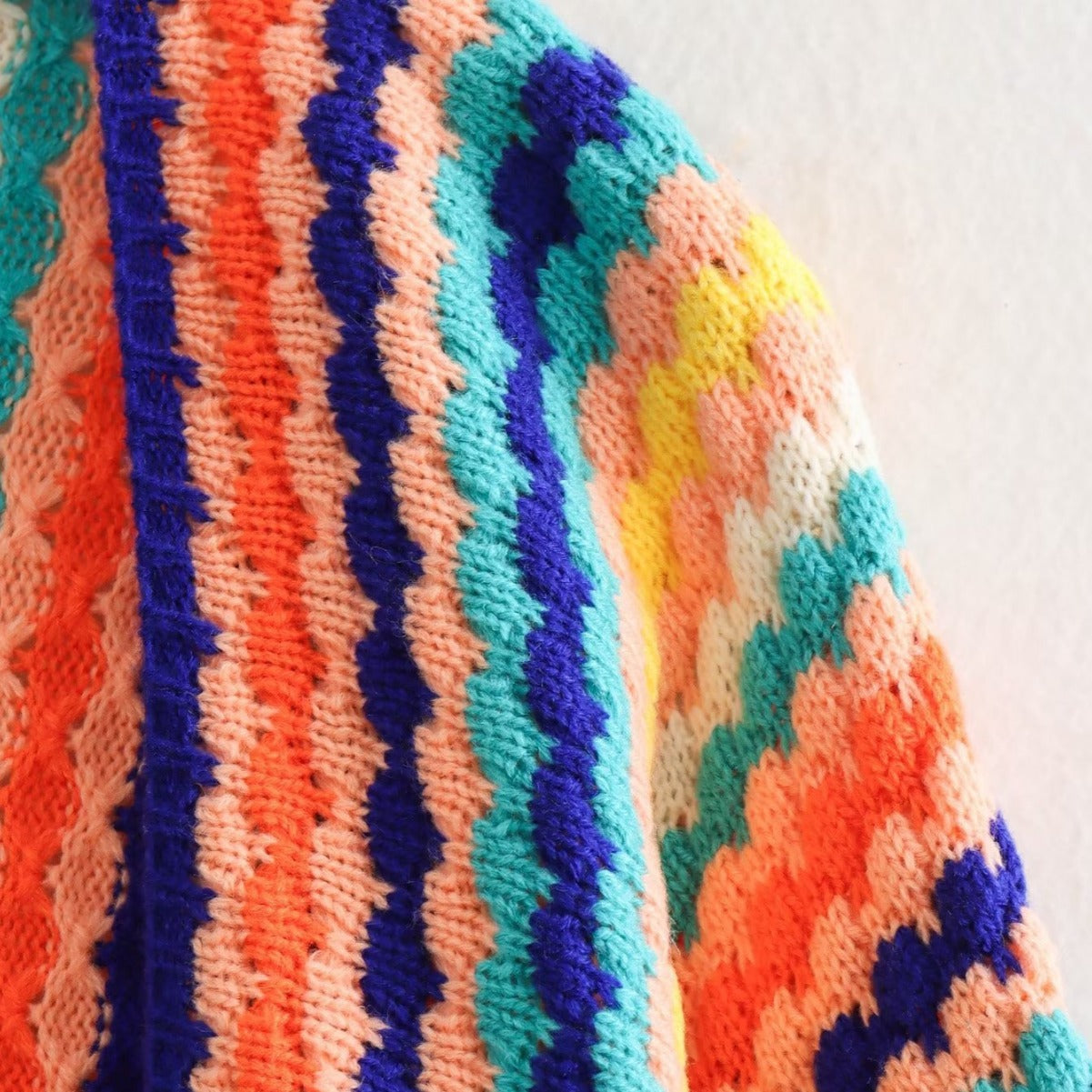 Casaco Feminino em Tricot Vibrante com Listras – Brigitte