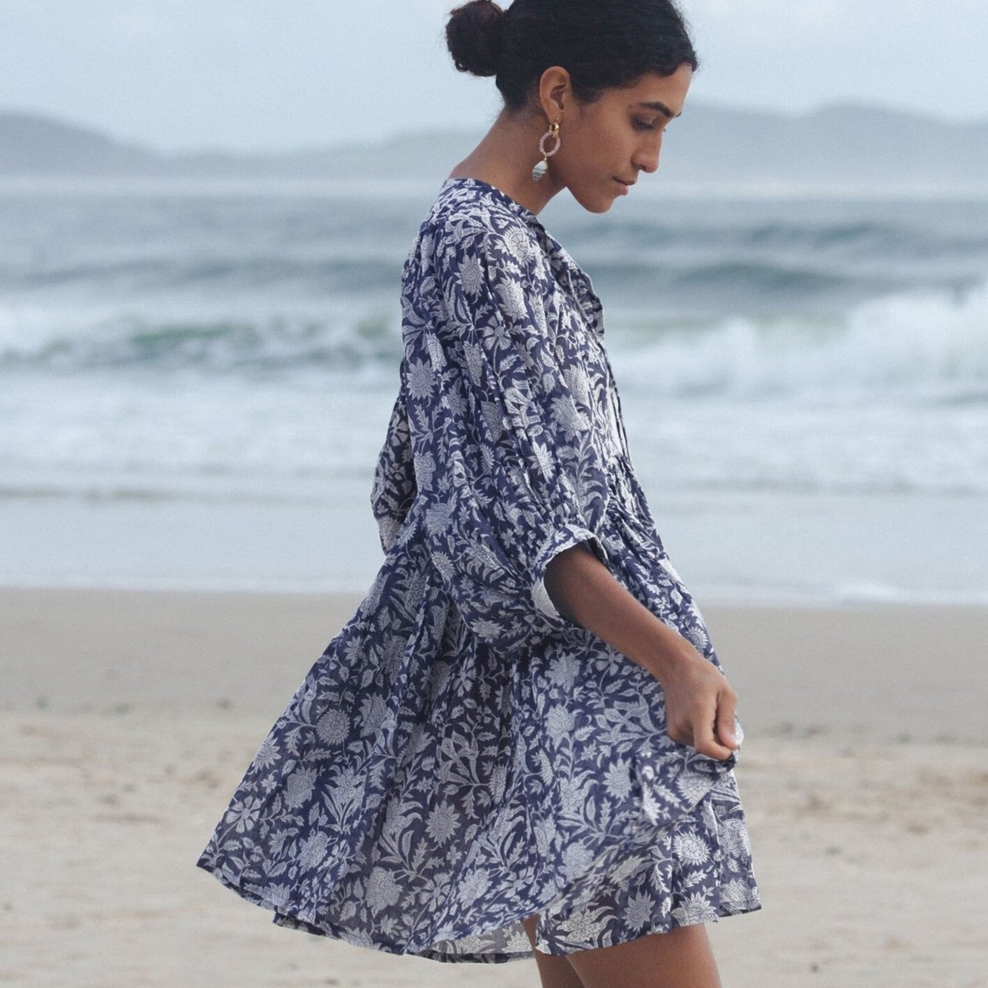 Vestido Curto Solto Estampado de Meia Manga