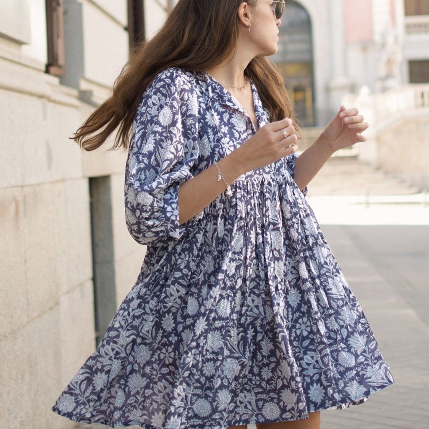 Vestido Curto Solto Estampado de Meia Manga